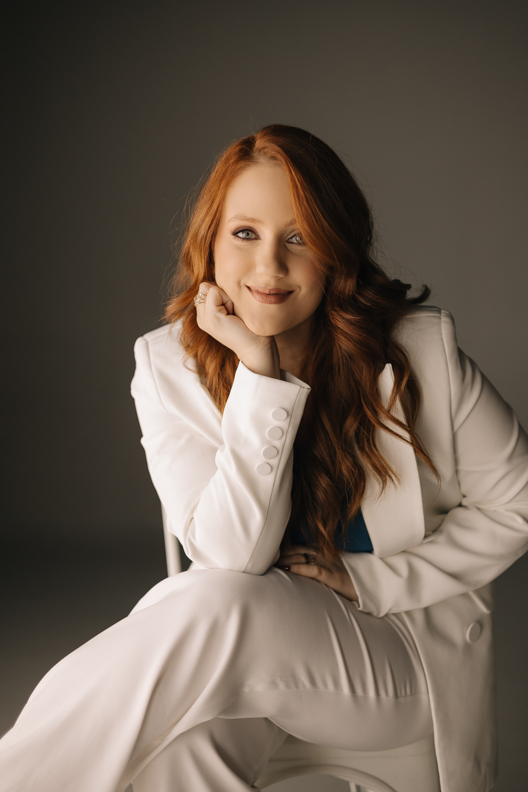 Carol em um retrato com blazer branco